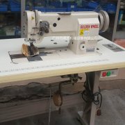 戴着口罩和帽子十分低调