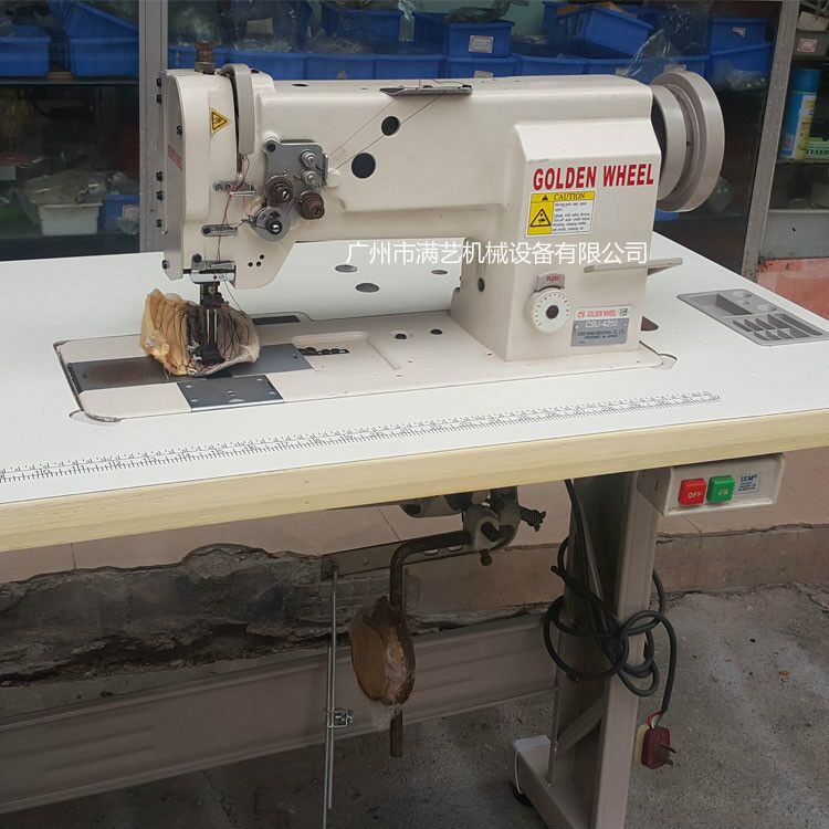 戴着口罩和帽子十分低调