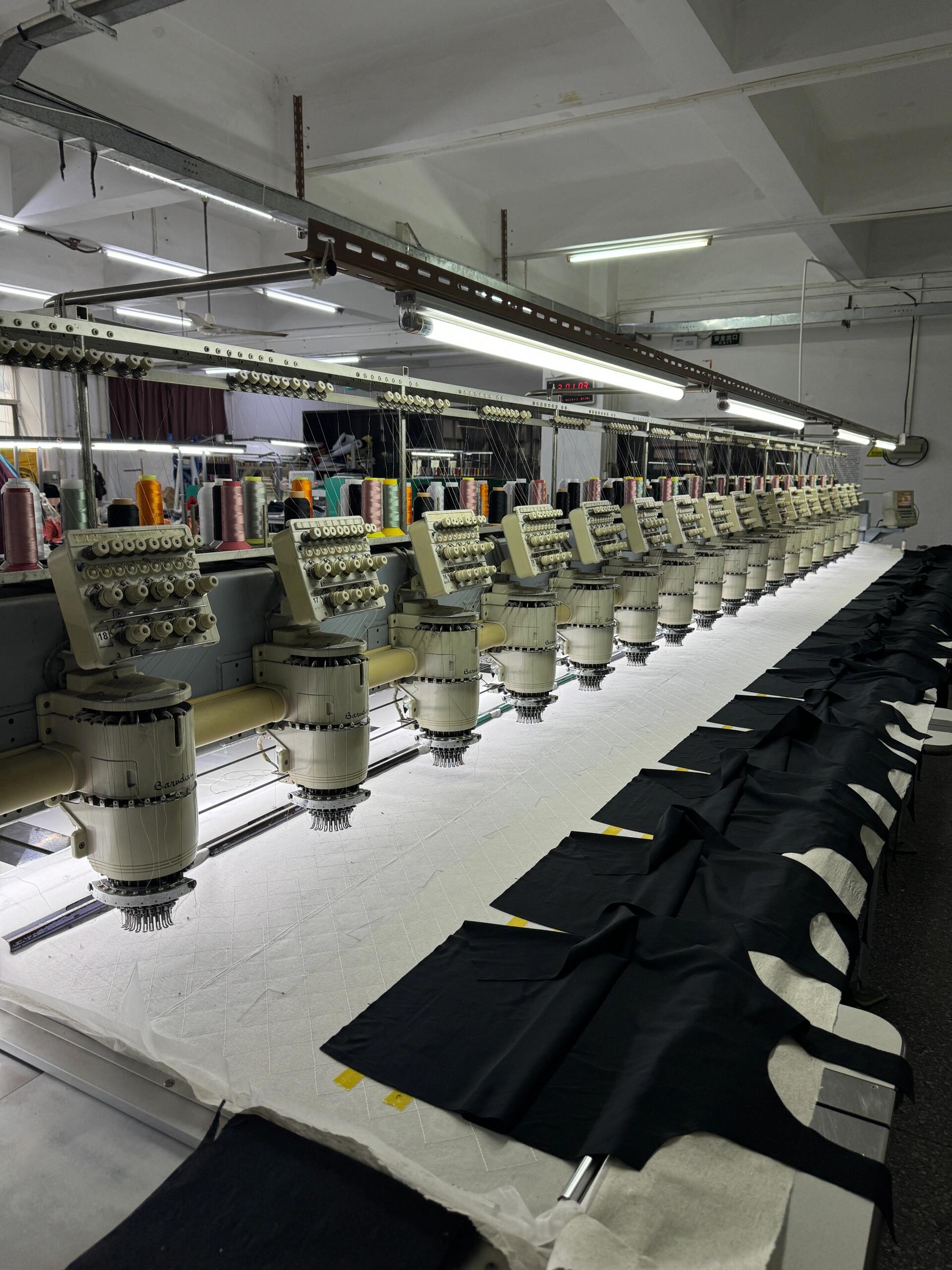 在刺绣过程中可以实现自动剪线、自动挖孔绣、自动检测断线、停电保护、指令性跳针、出错自动停机、针迹补偿、循环绣作、花样输出等功能