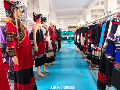 <b>工人们有条不紊地熨烫、拼接</b>