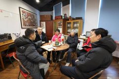 会后他立即与社区干部到现场勘察