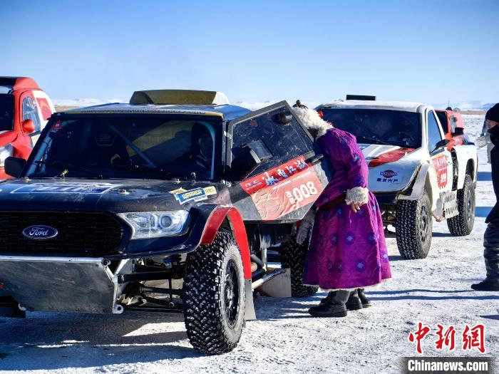 内蒙古达里湖上演车王争霸：数百辆越野车在冰