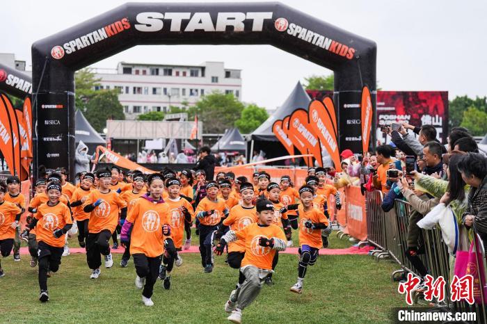 2025斯巴达勇士赛佛山站开赛 四千勇士同场竞技