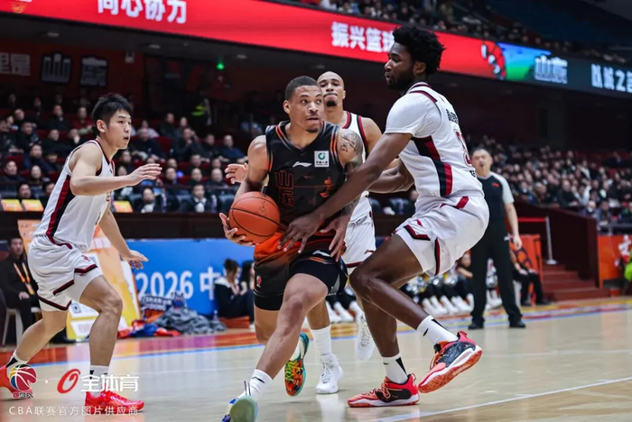 山东男篮客场挑战上海男篮 调整心态迎战领头羊