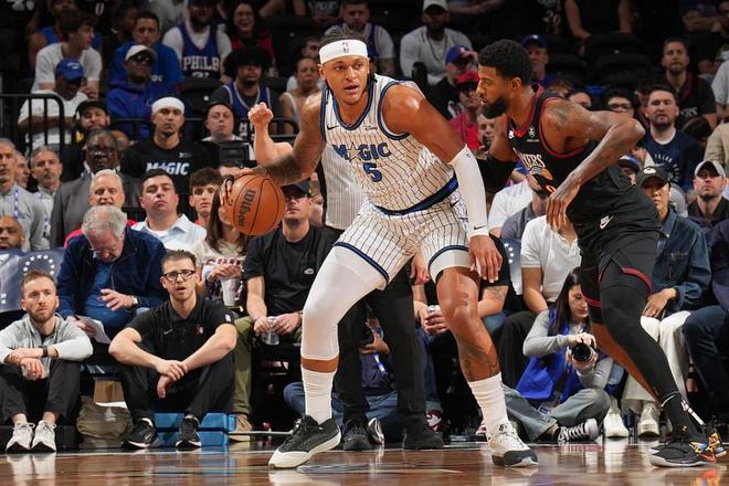 76人逆转魔术锁定第七晋级季后赛 马克西率队胜